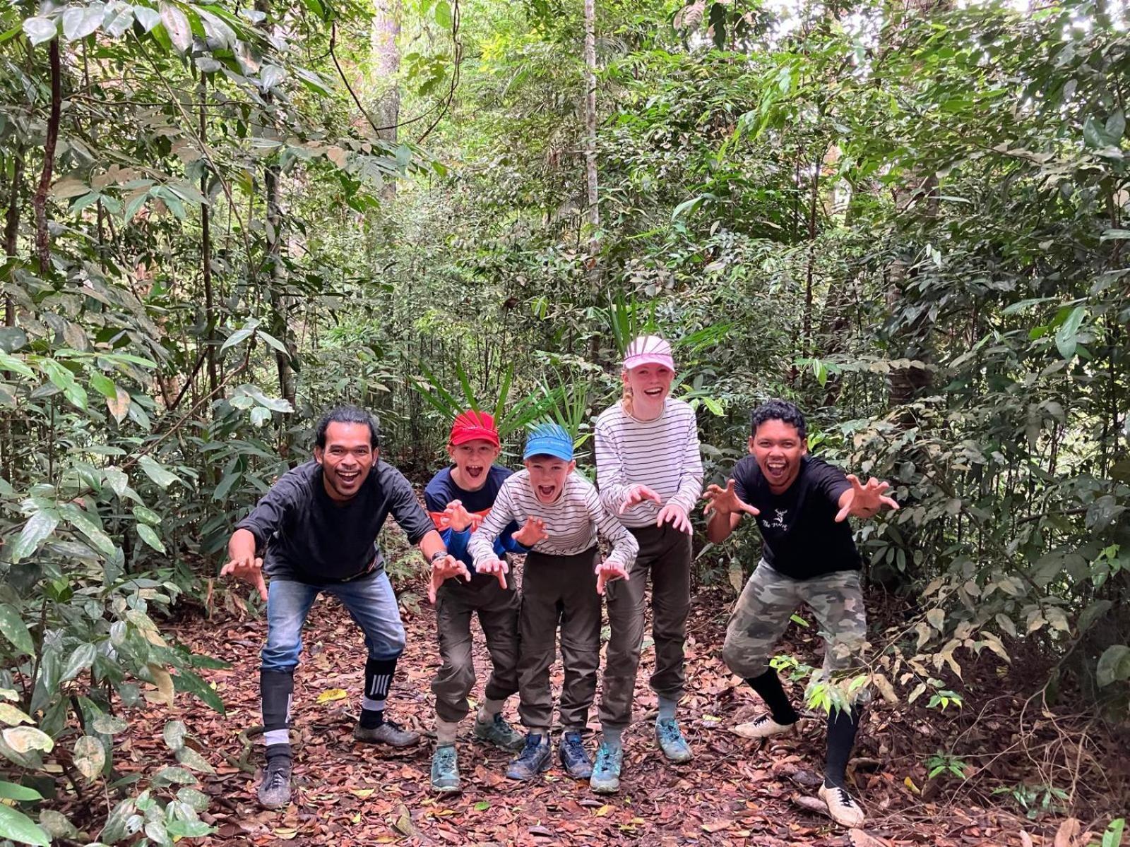 Pongo Guest House & Jungle Trekking Букит Лаванг Екстериор снимка